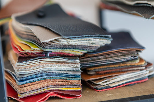 Vergelijk sterke bekledingen en ontdek welke stof past bij uw gezin, huisdieren en interieur