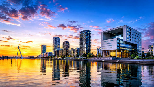 “8K breedbeeldfoto van de moderne skyline en architectuur van Almere, Nederland, met water en eigentijdse gebouwen bij zonsondergang – stijlvolle landmarkfoto voor meubels herstofferen en meubelstoffering in Almere.”