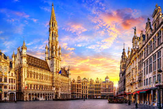 “8K panoramisch uitzicht op de Grote Markt in Brussel, België, met historische architectuur en gouden gevels bij zonsondergang – sfeervolle landmarkfoto voor meubelstoffering en meubels herstofferen in België.”