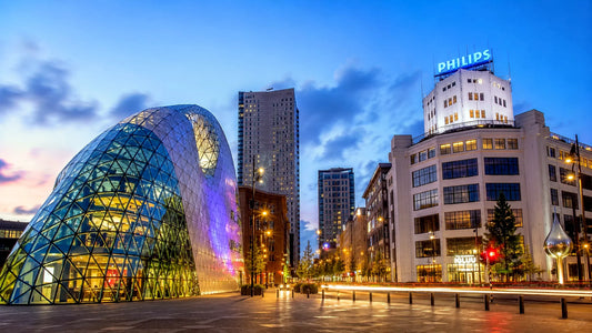 “Breedbeeldfoto van de moderne skyline en iconische architectuur van Eindhoven, Nederland, met stedelijke sfeer en eigentijdse gebouwen – professionele 8K landmarkfoto voor meubels herstofferen en meubelstoffering in Eindhoven.”
