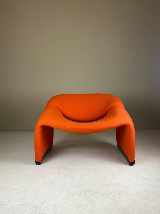 Vernieuw deze royale designfauteuil met een passende meubelstof en vakmanschap