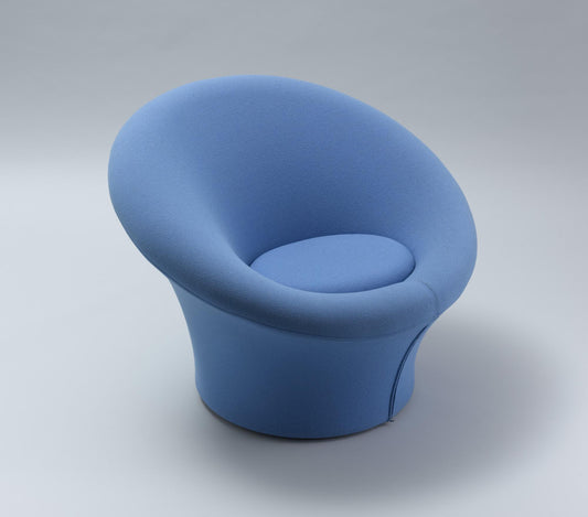 Laat deze ronde designfauteuil zorgvuldig herstellen met een passende meubelstof