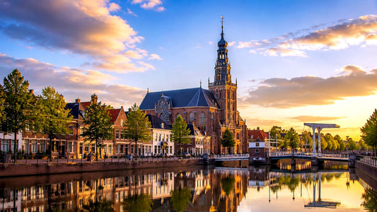 “Breedbeeldfoto van het historische centrum van Purmerend, Nederland, met karakteristieke Hollandse architectuur en sfeervol stadsplein – hoogwaardige 8K landmarkfoto voor meubels herstofferen en meubelstoffering in Purmerend.”
