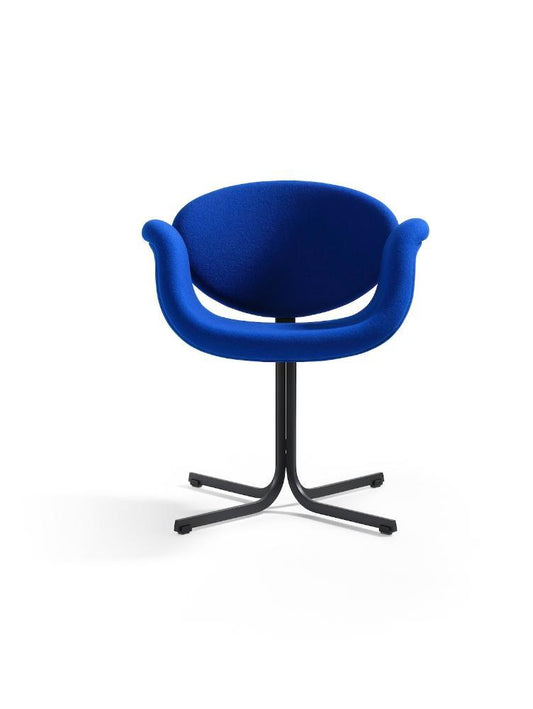 Specialistische herstoffering voor een elegante designfauteuil met organische lijnen