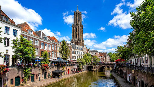 “8K breedbeeldfoto van de iconische Domtoren en historische grachten in Utrecht, Nederland, met karakteristieke architectuur en sfeervolle binnenstad – professionele landmarkfoto voor meubels herstofferen en meubelstoffering in Utrecht.”